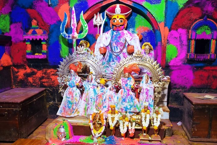 दररोज पिवळी धमक दिसणारी जेजुरी शुक्रवारी मात्र, रंगीबेरंगी दिसत होती. जेजुरी गडावर खंडोबा देवाचा रंगपंचमी उत्सव साजरा करण्यात आला. मुख्य भैरवनाथ मूर्तींना रंग लावून खास पूजा - अभिषेक करण्यात आला. 