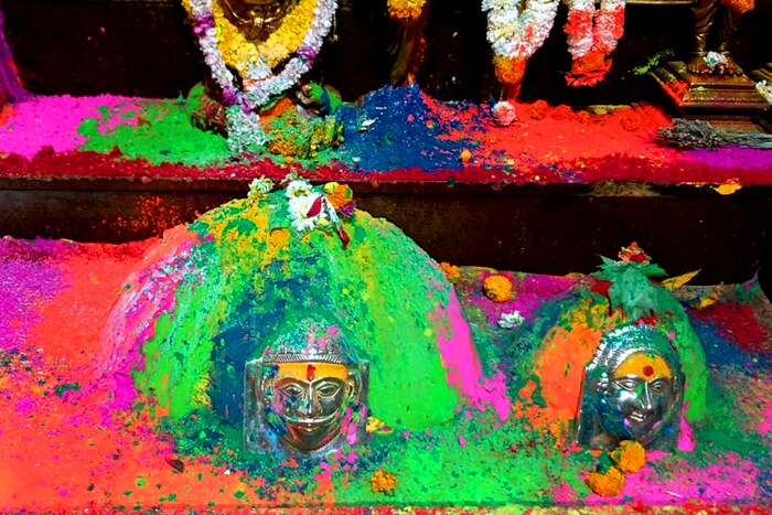 प्रातःकाळची भूपाळी पूजा-अभिषेक व आरती झाल्यानंतर मुख्य भैरवनाथ मूर्तींसह स्वयंभू लिंगाला विविध रंग लावण्यात आले. याद्वारे देवांची रंगपंचमी साजरी करण्यात आली.