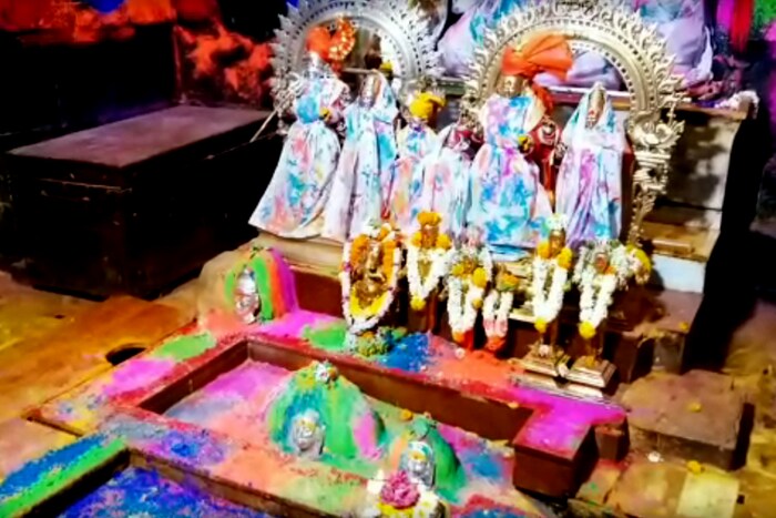 जेजुरी गडावर साजरा होणाऱ्या बहुरंगी-बहुढंगी लोककला संस्कार परंपरेचे आणि सामाजिक बांधीलकीचे अनोखे दर्शन येथे घडत असते.