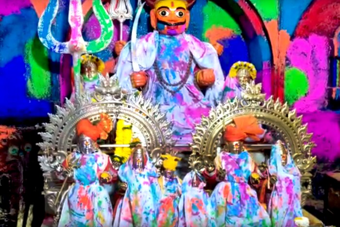 सण उत्सवांची परंपरा म्हणून कुलदैवताची राजधानी असलेल्या जेजुरीच्या गडावर खंडेरायाची रंगपंचमी मोठ्या श्रद्धेने साजरी करण्यात आली. 