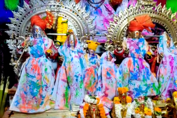 देवांना रंग लावल्यानंतर शहरामध्ये सणाच्या उत्साहाला उधाण आलं होतं आणि रोज पिवळी होणारी जेजुरी वेगळ्या रंगात बुडालेली दिसली. 