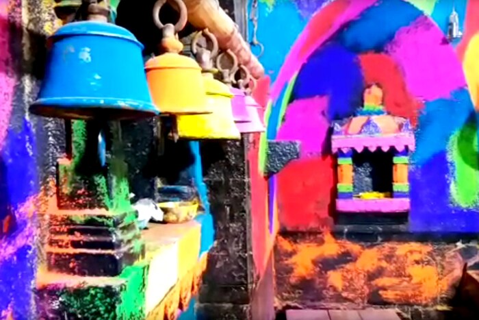 केवळ देवालाच नव्हे तर संपूर्ण मंदिरामध्ये विविध रंगांची आकर्षक अशी उधळण करत हा उत्सव साजरा करण्यात आला.