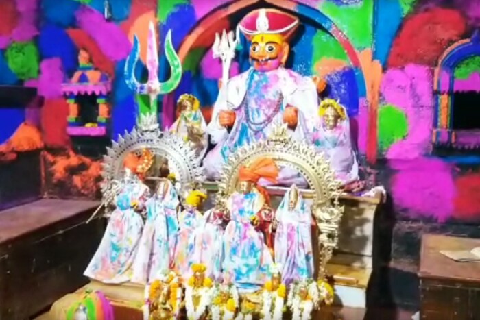 या उत्सवामध्ये वर्षभर पिवळी धमक दिसणारी आणि सोन्याची असा नावलौकिक असलेली जेजुरी विविध रंगात बुडालेली पाहायला मिळाली.