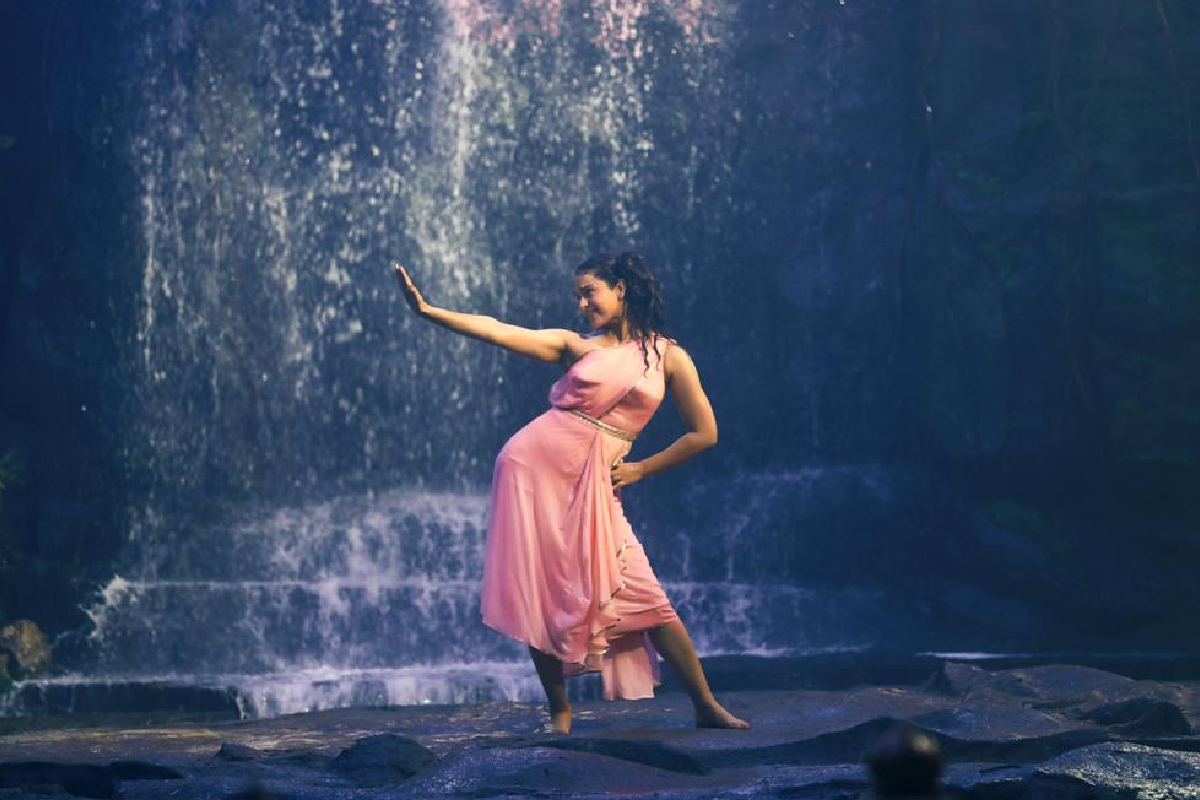 ‘थलैवी’साठी काहीही...; कंगना रणौत 24 तास उभी राहिली पाण्यात