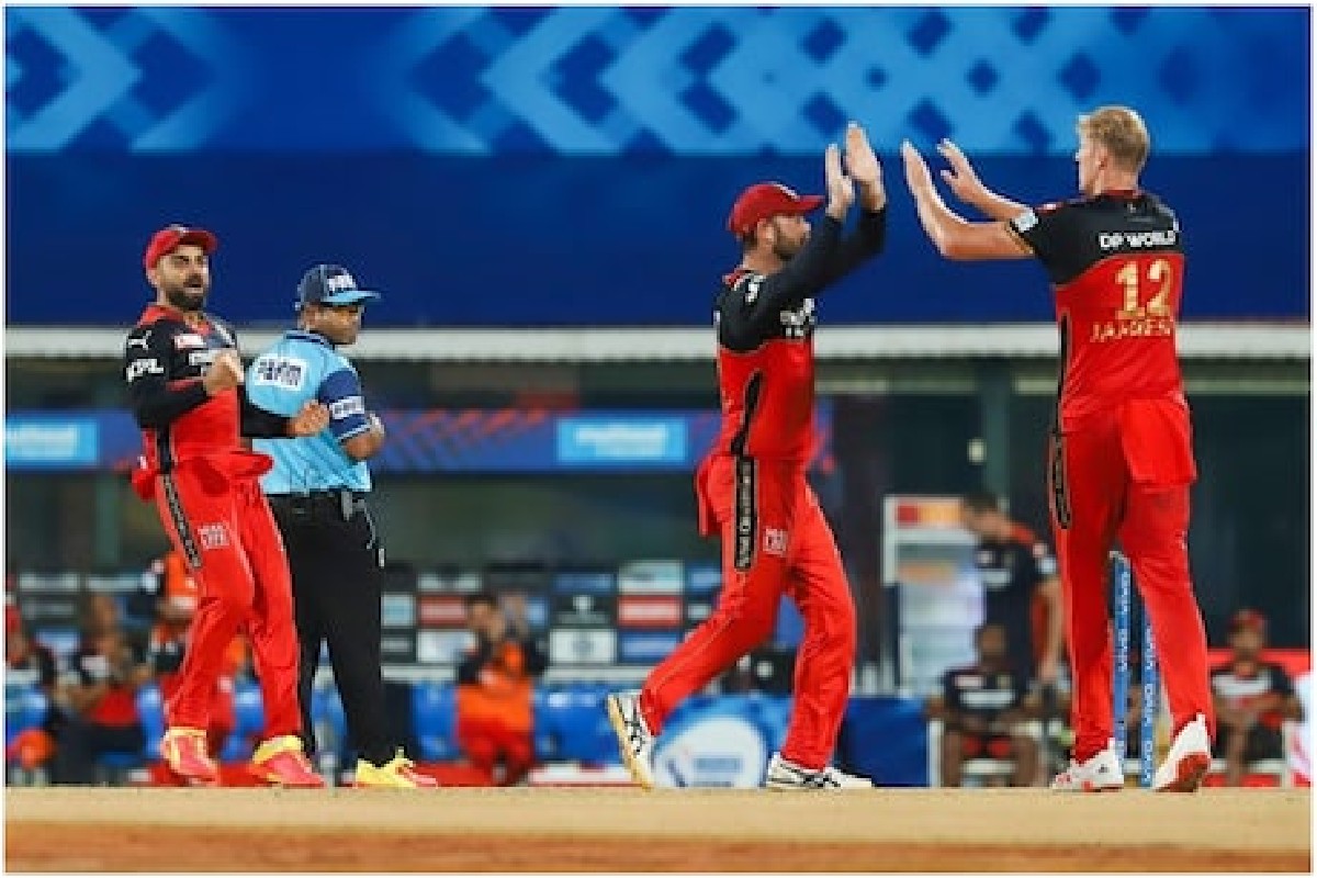 IPL 2021: विराट कोहलीला मदत करण्यास RCB च्या खेळाडूचा नकार, हे आहे कारण