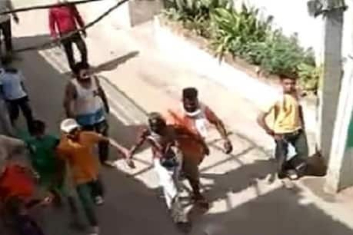 100 वर्षांच्या महिलेची छेड काढल्याच्या आरोपावरुन 70 वर्षांच्या वृद्धाची काढली अर्धनग्न धिंड