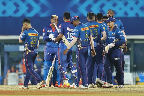 आयपीएलच्या यंदाच्या मोसमात (IPL 2021) मुंबईला दुसरा पराभव स्वीकारावा लागला. दिल्लीविरुद्धच्या सामन्यात मुंबईचा (Mumbai Indians vs Delhi Capitals) 6 विकेटने पराभव झाला.