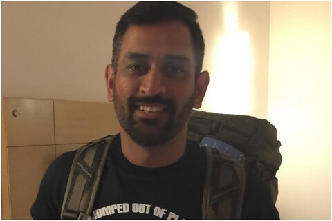 बुधवारी झालेल्या मॅचमध्ये चेन्नई सुपर किंग्सनं सनरायझर्स हैदराबादचा (SRH) 7 विकेट्सनं पराभव केला. चेन्नईच्या या कामगिरीनंतर आनंदी असलेल्या धोनीसाठी (MS Dhoni) आणखी गूड न्यूज (Good News) आयपीएल बाहेरुन आली आहे. 