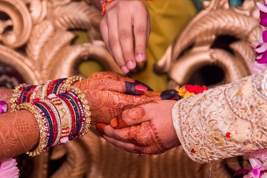 लग्नकार्य फक्त 50 जणांच्या उपस्थितीत. पण मंगल कार्यालय, हॉल इथल्या कर्मचाऱ्यांची कोरोना टेस्ट (RT-PCR)निगेटिव्ह असल्याचं प्रमाणपत्र आवश्यक.