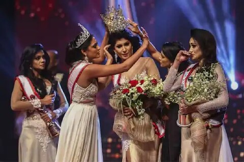  या स्पर्धेतील सौंदर्यवतींनी विजयी मुकूट मिळवण्यासाठी चक्क हाणामारी केली. यादरम्यान एक सौंदर्यवती जखमी देखील झाली. (crown snatched from head) 