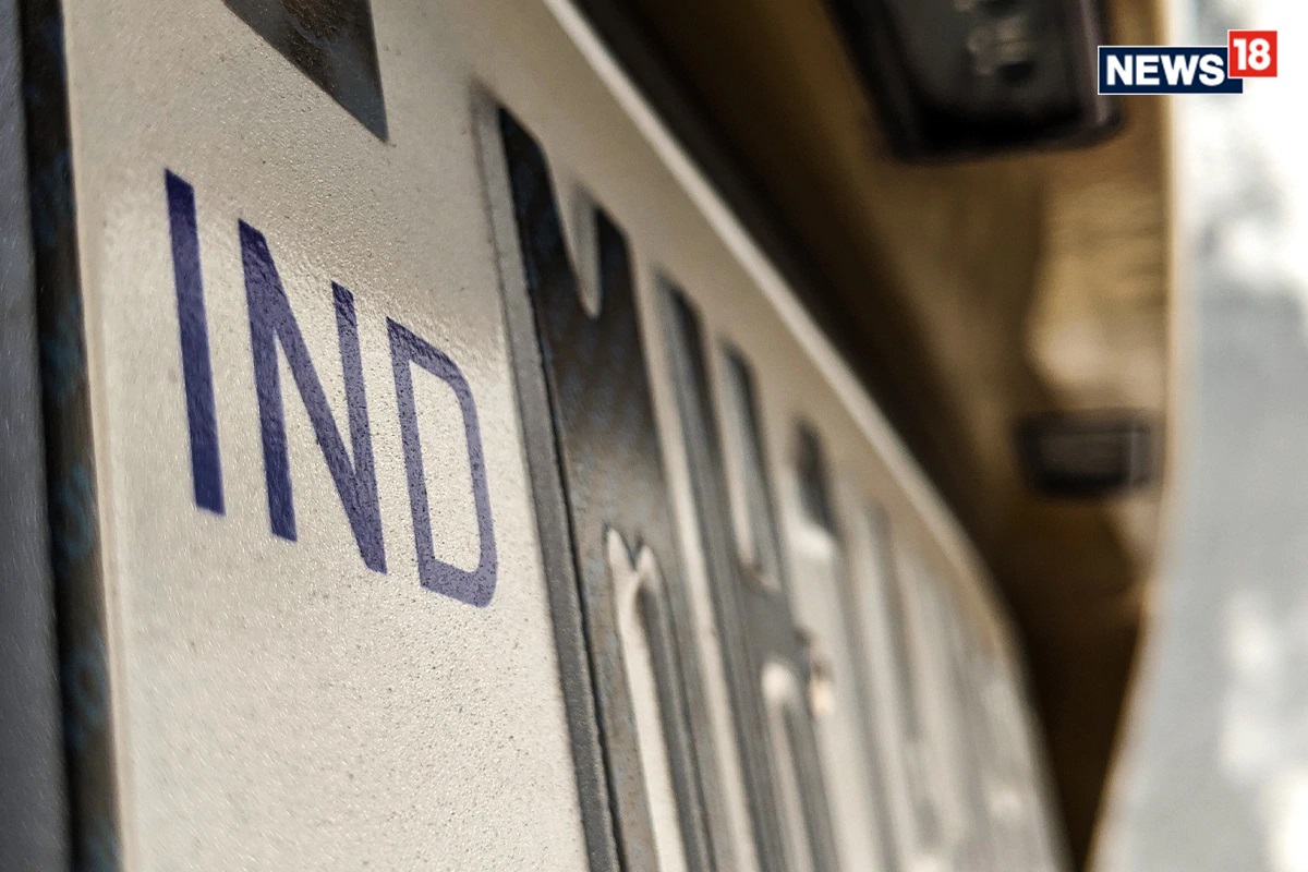 काय ती हौस! गाडीच्या 'या' VIP नंबरसाठी लागली लाखोंची बोली, असं काय आहे खास?