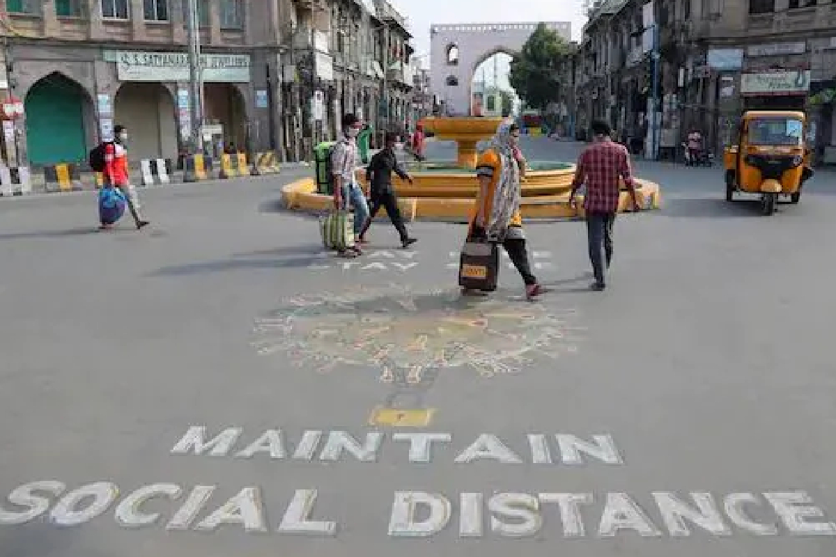 भारतीय तरुणानं बनवलं अनोखं ब्रेसलेट; सोशल डिस्टंसिंग न पाळल्यास लागणार करंट