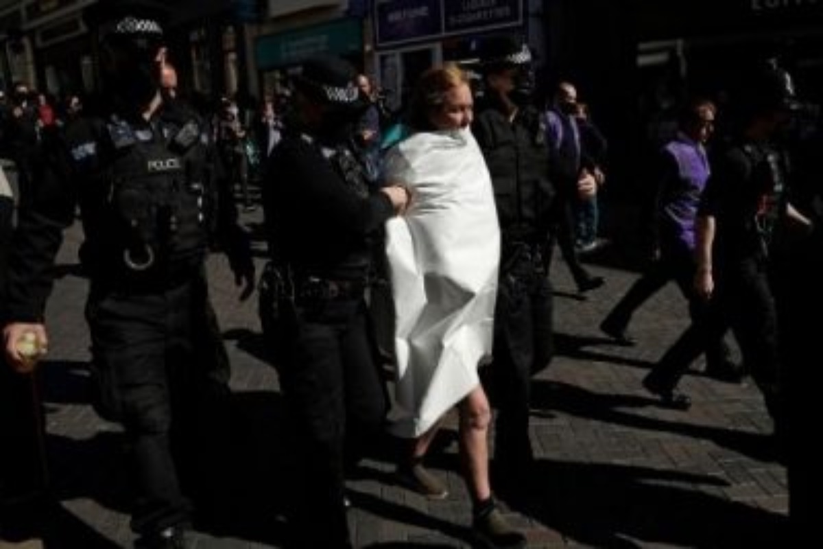 VIDEO: जोरजोरात ओरडत महिलेनं रस्त्यावरच काढले सगळे कपडे; प्रिन्स फिलीप यांच्या शोकसभेत गोंधळ