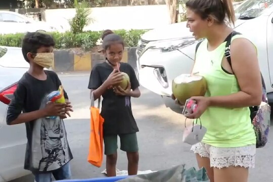 ‘पोसता येत नाही तर मुलांना जन्म का देता?’; भीक मागणाऱ्या मुलांमुळं राखी संतापली
