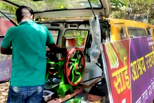 शाळा बंद, मग चालकाने स्कूल व्हॅनमध्येच थाटली उसाची रसवंती!