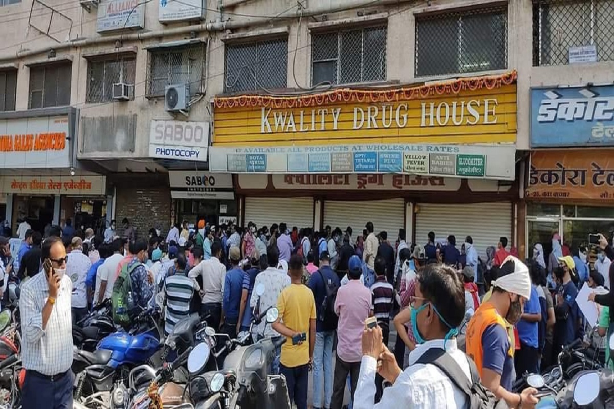 Shocking VIDEO: Remdesivir इंजेक्शनसाठी भलीमोठी रांग, मेडिकल समोरील व्हिडीओ व्हायरल