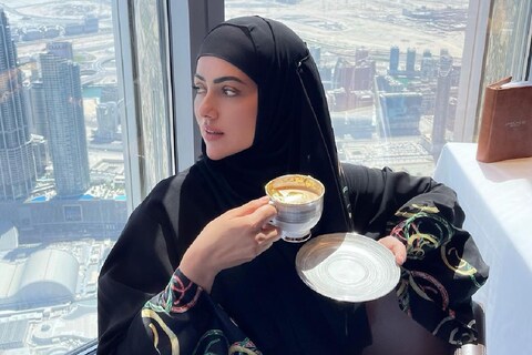तिनं जगातील सर्वात उंच इमारत बुर्ज खलिफामधील (Burj Khalifa) एक व्हिडीओ इन्स्टाग्रामवर शेअर केला आहे. हा व्हिडीओमध्ये ती चक्क सोन्याची कॉफी पिताना दिसत आहे. या कॉफीची किंमत पाहून तुम्ही देखील थक्क व्हाल.