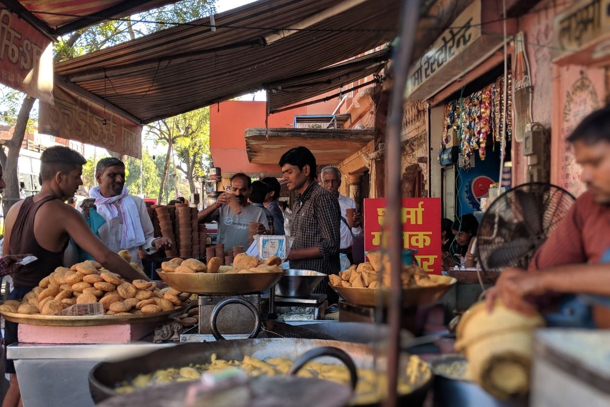 रस्त्यावर खाद्यपदार्थ विकणाऱ्या गाड्या आणि स्टॉल्सना सकाळी 7 ते रात्री 8 या वेळात फक्त पार्सल देण्यास परवानगी. तिथे उभं राहून किंवा बसून खाता येणार नाही. रस्त्यावर खाद्यपदार्थ विकणाऱ्या गाड्या आणि स्टॉल्सना सकाळी 7 ते रात्री 8 या वेळात फक्त पार्सल देण्यास परवानगी. तिथे उभं राहून किंवा बसून खाता येणार नाही.