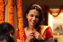 स्वरा भास्करनं उडवली आई-वडिलांची खिल्ली; शेअर केले खासगी मेसेज
