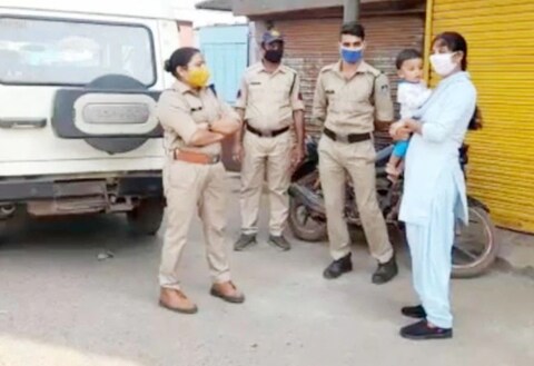 महिला आई असण्यासोबतच खाकी वर्दीतलेही कर्तव्य जबाबदारीने पार पाडत आहे, याचा फोटो आणि व्हिडिओ सोशल मीडियावर चांगलाच व्हायरल (Viral Video) होत असून त्यांचे कौतुक केले जात आहे.