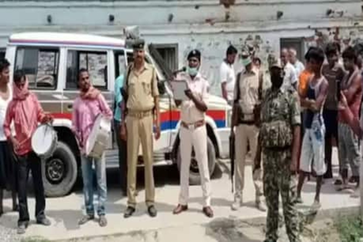 बलात्कार केलेल्या आरोपीच्या घरी बँड-बाजासह पोहचले पोलीस, Video Viral