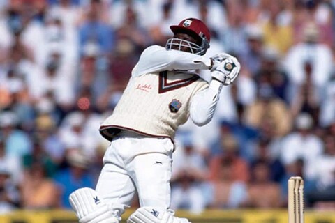रिचर्डसननं (Richie Richardson) त्याच्या करियरमधील 15 वर्ष एकदाही बॅटींग करताना हेल्मेट वापरलं नव्हतं. त्याला हेल्मेट बाबत विचारणं हा देखील गुन्हा समजला जात असे. 