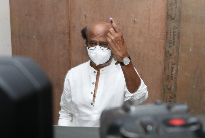  तामिळनाडू विधानसभा निवडणूकीत आपली स्वतः ची राजकीय पार्टीची घोषणा केल्यानंतर थलाइवा रजनीकांतने आता आपला मतदानाचा हक्क बजावला आहे. अलीकडेच रजनीकांतची प्रकृती अचानक ढासळल्याने त्याने नवीन पक्ष काढण्याचा निर्णय मागे घेतला होता. 