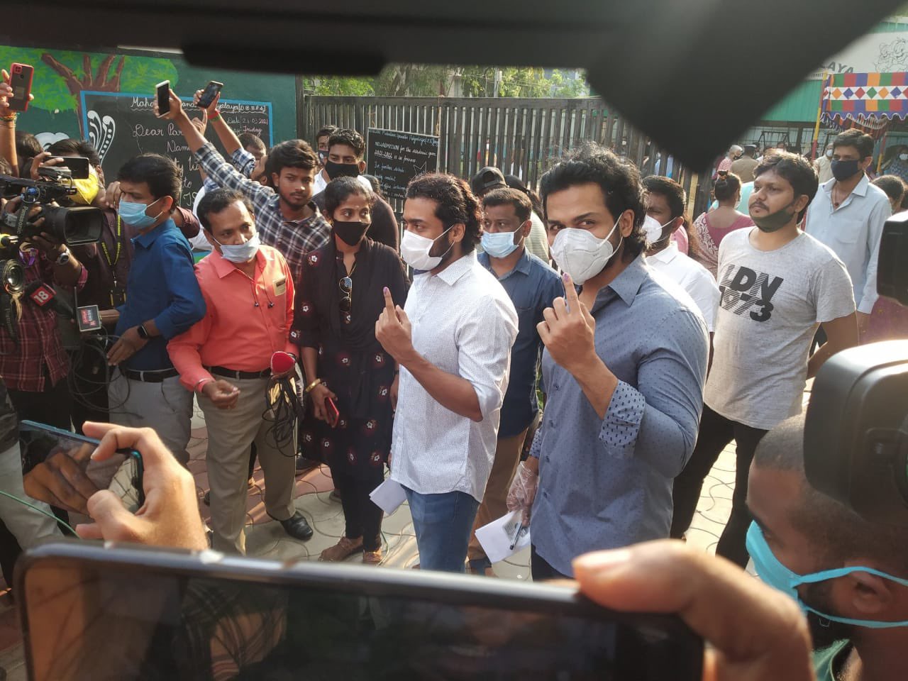 दक्षिणात्या चित्रपटातला प्रसिद्ध अभिनेता सुर्या सिंघम अर्थातच सारावनन सिवकुमारनेही आपला मतदानाचा हक्का बजावला आहे. त्याला पाहण्यासाठीही चाहत्यांनी मोठी गर्दी केली होती. दक्षिणात्या चित्रपटातला प्रसिद्ध अभिनेता सुर्या सिंघम अर्थातच सारावनन सिवकुमारनेही आपला मतदानाचा हक्का बजावला आहे. त्याला पाहण्यासाठीही चाहत्यांनी मोठी गर्दी केली होती.