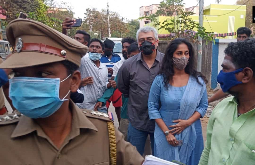 दरम्यान तामिळ चित्रपट सृष्टीचा लोकप्रिय अभिनेता अजित कुमारनेही आपल्या पत्नीसोबत मतदानाचा हक्क बजावला आहे. यावेळी त्याने सामान्य नागरिकांप्रमाणे रांगेत उभं राहून मतदानाचा हक्क बजावला आहे. दरम्यान तामिळ चित्रपट सृष्टीचा लोकप्रिय अभिनेता अजित कुमारनेही आपल्या पत्नीसोबत मतदानाचा हक्क बजावला आहे. यावेळी त्याने सामान्य नागरिकांप्रमाणे रांगेत उभं राहून मतदानाचा हक्क बजावला आहे.