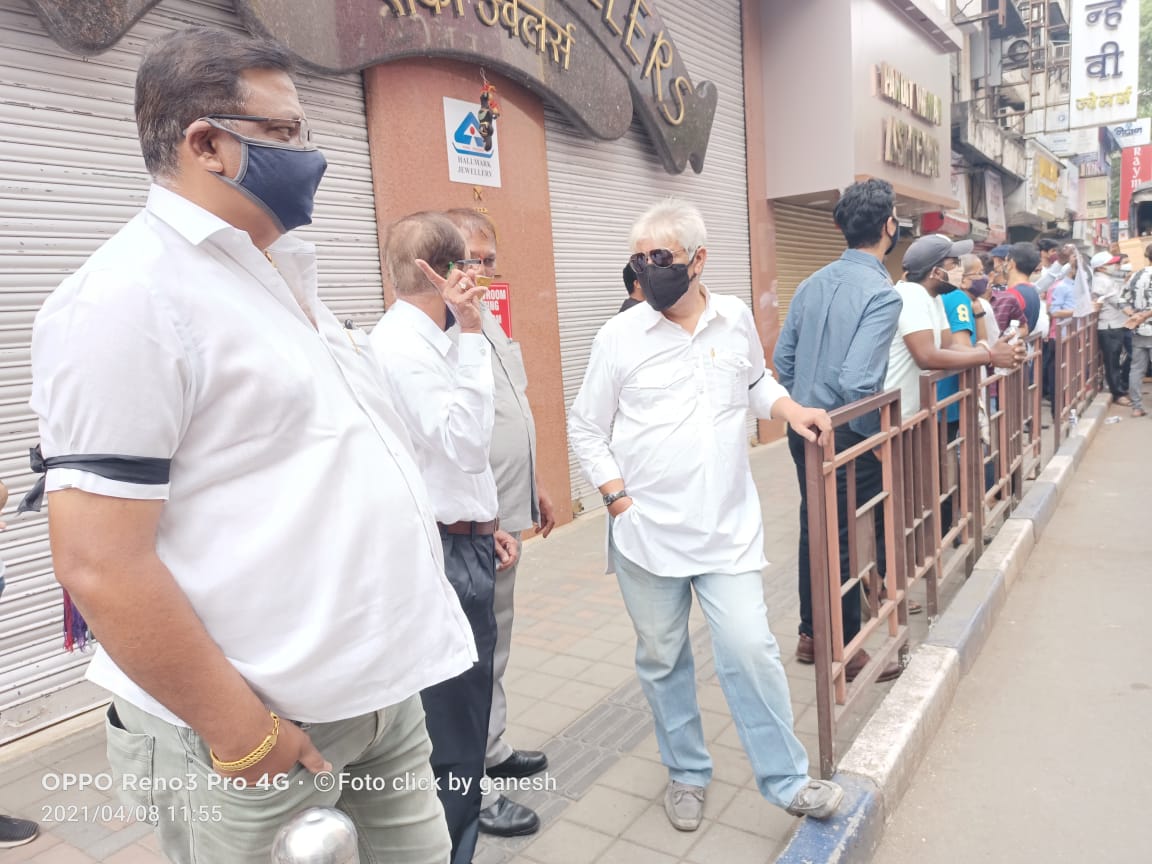 पुण्यातील व्यापाऱ्यांनी ब्रेक द चेन अंतर्गत लावण्यात आलेल्या कडक निर्बंधांचा निषेध केला आहे. त्यांची मागणी आहे की सरकारने काही दिवस किंवा काही तास दुकानं उघडण्यास परवानगी द्यावी. पुण्यातील व्यापाऱ्यांनी ब्रेक द चेन अंतर्गत लावण्यात आलेल्या कडक निर्बंधांचा निषेध केला आहे. त्यांची मागणी आहे की सरकारने काही दिवस किंवा काही तास दुकानं उघडण्यास परवानगी द्यावी.