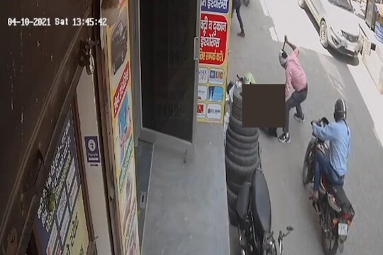 LIVE VIDEO: भररस्त्यात तरुणानं पत्नीला चाकूनं भोसकलं, 45 पेक्षाही जास्त वार करत निर्घृण हत्या