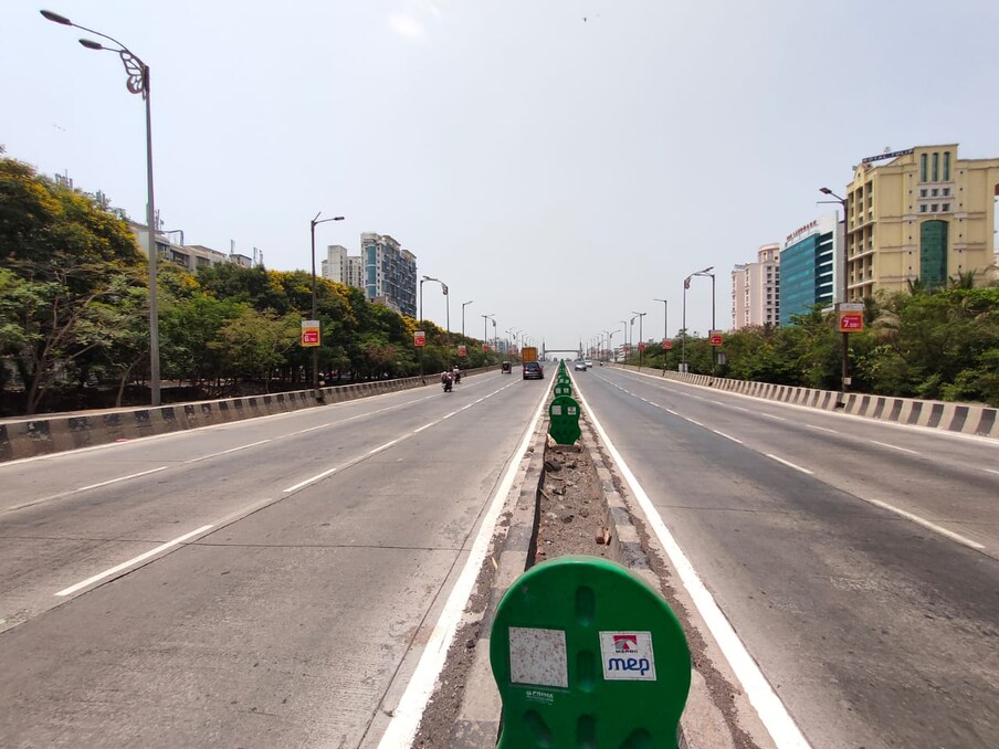 रस्त्याच्या दुतर्फा याठिकाणी अजिबात वर्दळ दिसत नाही आहे (खारघर)