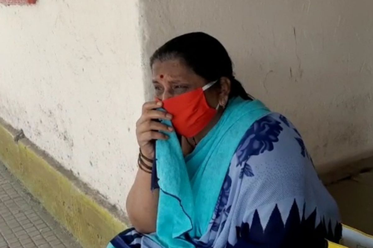 हृदयद्रावक! दौंडमध्ये तीन दिवसांपासून कोरोना रुग्ण उपचाराच्या प्रतीक्षेत; हतबल पत्नीला अश्रू अनावर