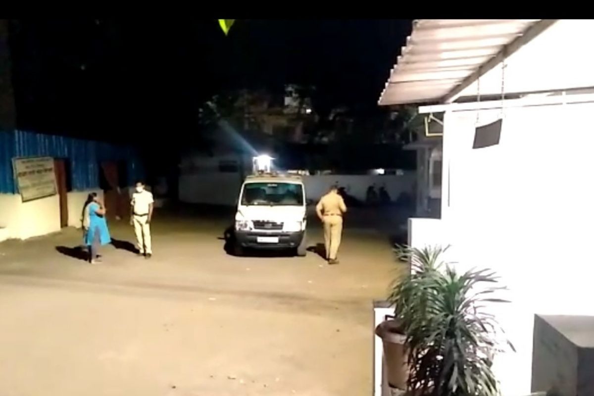 कोरोना रुग्णाचा मृत्यू झाल्यानं संतप्त मुलाची डॉक्टरांना मारहाण; गुन्हा दाखल