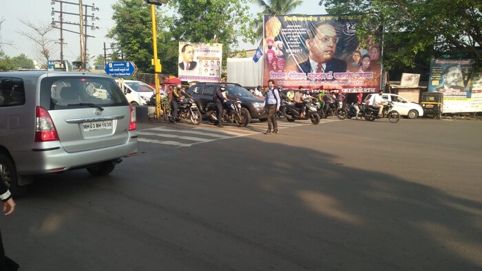 राज्यात काल रात्रीपासून संचारबंदी आदेश लागू असला तरी पुण्यात यापूर्वीच त्याची अंमलबजावणी सुरू झाली होती. दिवसा जमावबंदी आणि संध्याकाळी सहापासून ते सकाळी सात पर्यंत संचारबंदी लागू आहे. आता देखील तीच परिस्थिती आहे. 