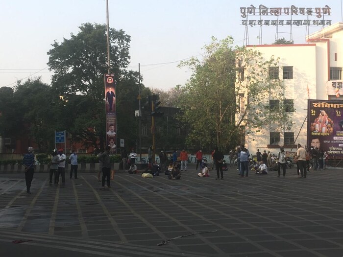  महाराष्ट्रात कोरोनाची परिस्थिती नियंत्रणात आणण्यासाठी कडक निर्बंधांसह लॉकडाऊन लागू करण्यात आला आहे. ही संचारबंदी 14 एप्रिल 2021 रात्रीपासून सुरू झाली आहे. अशावेळी नागरिकांनी सहकार्य करण्याची अपेक्षा सरकारकडून व्यक्त केली जात आहे, मात्र रेमडिसिव्हीरचा काळाबाजार, ऑक्सिजनचा तुटवडा, बेड्स उपलब्ध नसणे इ. सर्व समस्यांमुळे नागरिकांमध्ये संताप पाहायला मिळतो आहे. सरकार यावर काय तोडगा काढणार हे पाहणं महत्त्वाचं ठरेल.