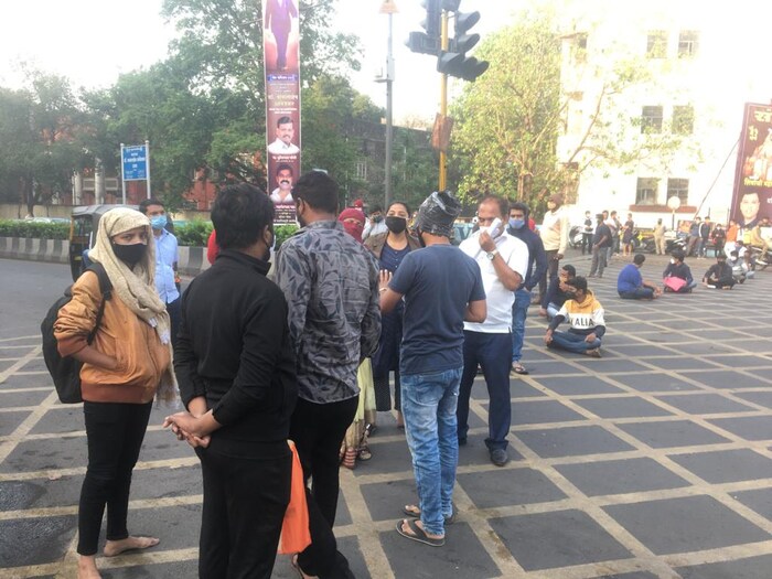  काहीवेळापूर्वी या नातेवाईकांनी रास्तारोको करण्याचाही प्रयत्न केला.