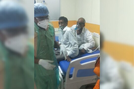 पुण्यातील आरोग्य यंत्रणा व्हेंटिलेटरवर! ससूनमध्ये एका बेडवर तीन रुग्णांवर उपचार सुरू
