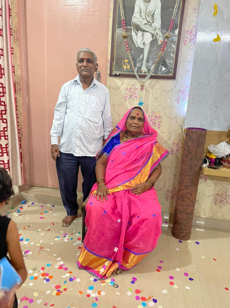 पुणे मनपा आरोग्य सेवेत कार्यरत असताना कोरोना काळातही न डगमगता ते आपली जबाबदारी पार पाडत होते. मात्र त्यांच्या अख्ख्या कुटुंबाला कोरोनाने विळखा घातला. वडील लक्ष्मण कुचेकर, आई सुमन कुचेकर, भाऊ विजय कुचेकर, अश्विनी यांचा कोरोनामुळे मृत्यू झाला. पुणे मनपा आरोग्य सेवेत कार्यरत असताना कोरोना काळातही न डगमगता ते आपली जबाबदारी पार पाडत होते. मात्र त्यांच्या अख्ख्या कुटुंबाला कोरोनाने विळखा घातला. वडील लक्ष्मण कुचेकर, आई सुमन कुचेकर, भाऊ विजय कुचेकर, अश्विनी यांचा कोरोनामुळे मृत्यू झाला.