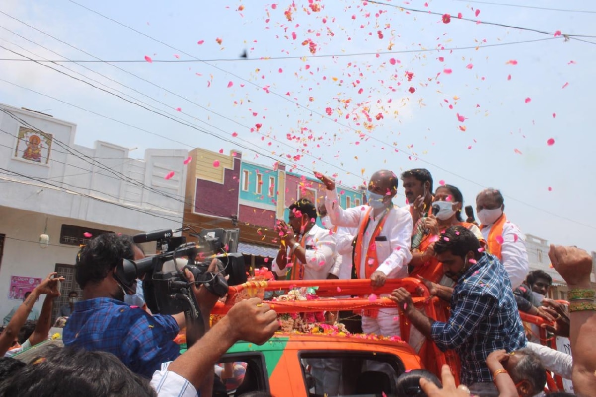 इथे राजकीय पक्षांना मात्र त्याची काही पर्वा दिसत नाही. भाजपचे तेलंगण अध्यक्ष बंडी संजय कुमार यांनीच ही प्रचारसभा घेतली. त्यासाठी एवढा जनसमुदाय होता. इथे राजकीय पक्षांना मात्र त्याची काही पर्वा दिसत नाही. भाजपचे तेलंगण अध्यक्ष बंडी संजय कुमार यांनीच ही प्रचारसभा घेतली. त्यासाठी एवढा जनसमुदाय होता.