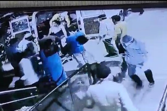 अत्यवस्थ रुग्णाला लावला रिकामा सिलेंडर, रुग्णालयाच्या दारातच रुग्णाचा तडफडून मृत्यू