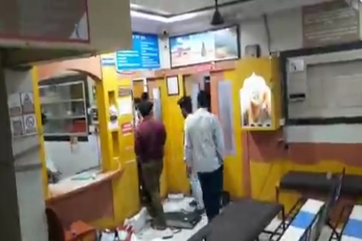 VIDEO: कोरोना बाधित रुग्णाचा मृत्यू; संतप्त नातेवाईंकाकडून रुग्णालयात तोडफोड