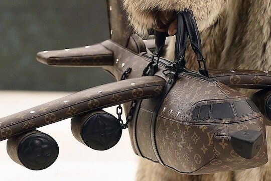 बाबो! खऱ्या विमानापेक्षाही महाग आहे ही Airplane shaped bag; किंमत वाचूनच गार व्हाल