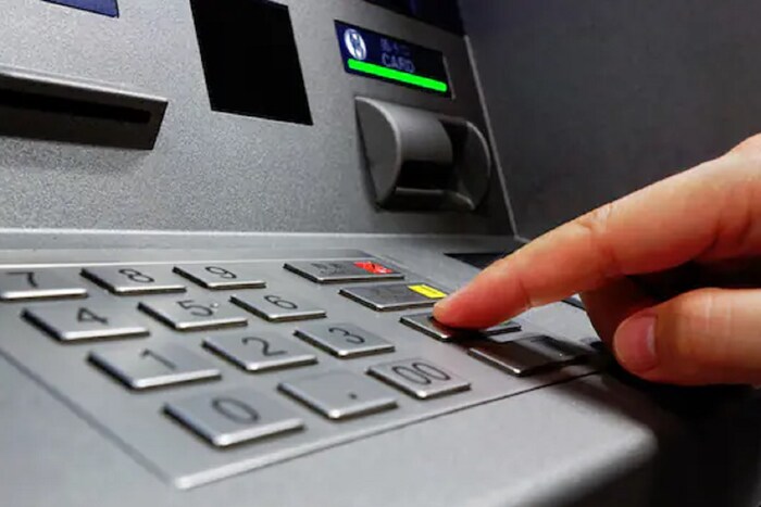 4.ATM मधून पैसे काढणं महागणार- तुम्ही एटीएम, डेबिट कार्ड किंवा क्रेडिट कार्डचा वापर करत असाल, तर यावरील शुल्कासंदर्भात आरबीआयकडून (RBI) एक महत्त्वाचं अपडेट समोर आलं आहे. 1 ऑगस्ट 2021 पासून रिझर्व्ह बँक ऑफ इंडिया (Reserve Bank of India) एटीएममधून पैसे काढण्याच्या नियमात बदल करत आहे. रिझर्व्ह बँक ऑफ इंडियाने अलीकडेच एटीएम ट्रान्झॅक्शनवरील शुल्कात वाढ केली. आरबीआयने इंटरचेंज फीज फायनान्शिअल ट्रान्झॅक्शनसाठी 15 रुपयांवरुन 17 रुपये केली आहे, तर नॉन फायनान्शिअल ट्रान्झॅक्शनसाठी शुल्क 5 रुपयांवरुन वाढून 6 रुपये केले आहे.