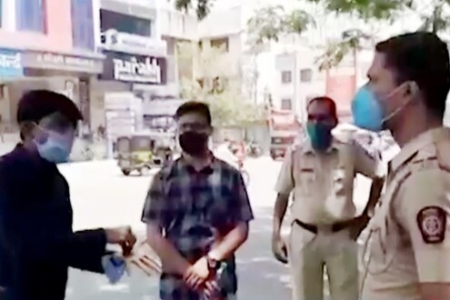 संचारबंदीदरम्यान नातेवाईकाची गाडी अडवल्यानं आमदार प्रशांत बंब यांनी घातला वाद, पोलिसांना विचारला जाब