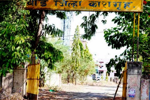 कारागृहातील 28 कैद्यांना कोरोनाची लागण झाल्यानंतर आता इतरही कैद्यांना याचा संसर्ग झाला असण्याची शक्यता व्यक्त केली जात आहे. तसं झाल्यास प्रशासनाला मोठ्या अडचणींचा सामना करावा लागणार आहे.