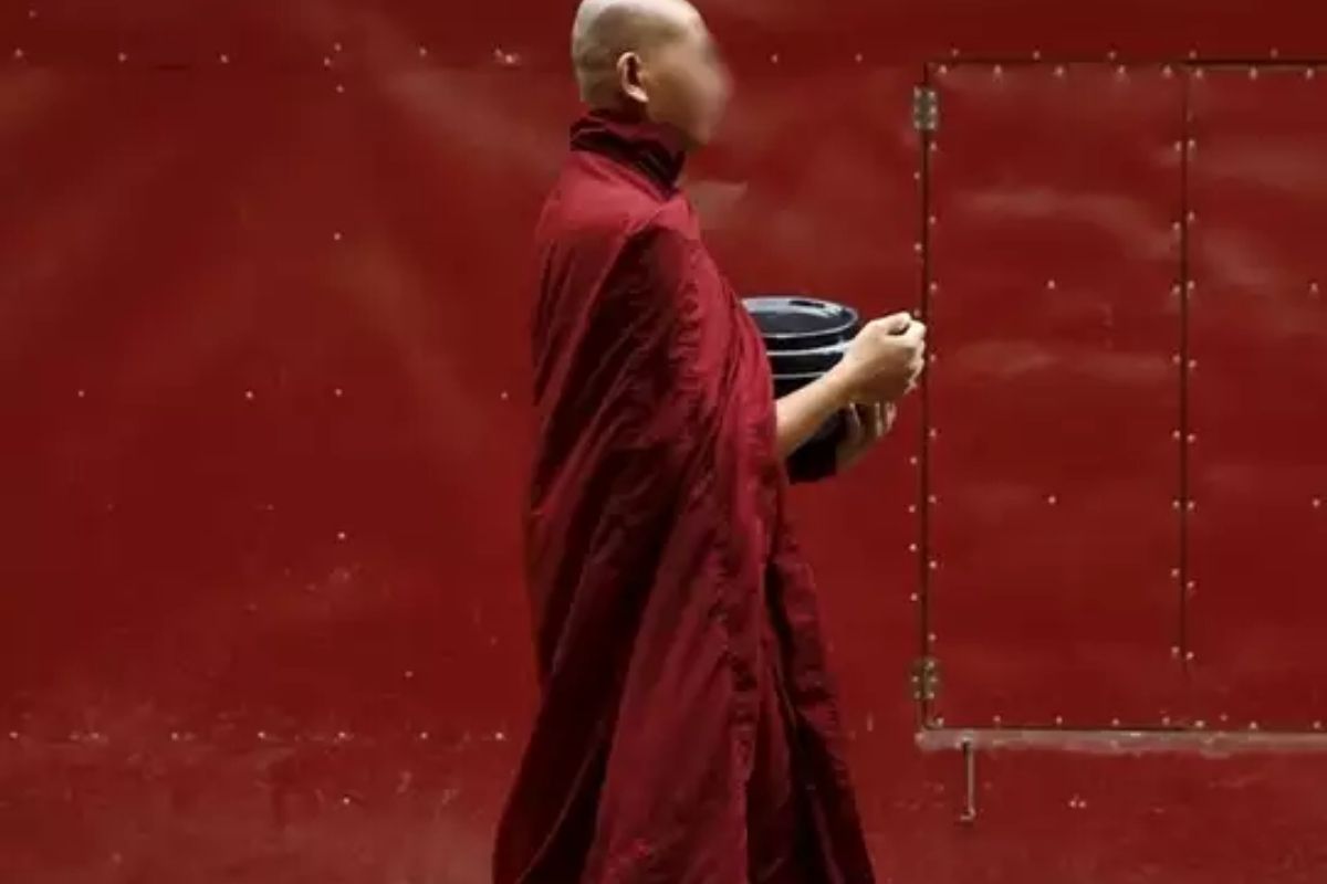 भगवान बुद्धांना खूश करण्यासाठी दिला बळी; भिख्खूंनी स्वत:चं डोकं तलवारीने कापलं आणि...