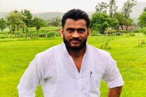 सद्दाम हा तुळशी गावातील आपल्या जमिनीवर दुचाकी उभी करून थांबला असता पाळतीवर असलेली इनोव्हा कार त्या ठिकाणी येऊन दुचाकीसह सद्दाम यास जोरदार ठोकर मारून पसार झाली.