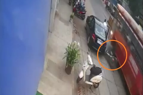 Mumbai Accident: छोट्याशा चुकीमुळे एका तरुणाला प्राण गमवावा लागल्याची घटना मुंबईत घडली आहे. या घटनेसाच सीसीटीव्ही व्हिडीओ (CCTV VIDEO) अंगावर काटा आणणारा आहे.
