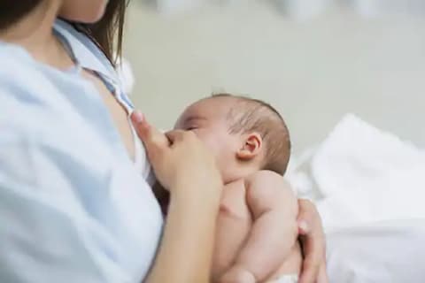 एका संशोधानुसार आईच्या दुधात (Breast Milk is better than Antibiotics) बॅक्टेरियल इन्फेक्शनशी लढण्याची क्षमता पेन्सलिन (Penicillin) सारख्या औषधांपेक्षांही जास्त असते. 